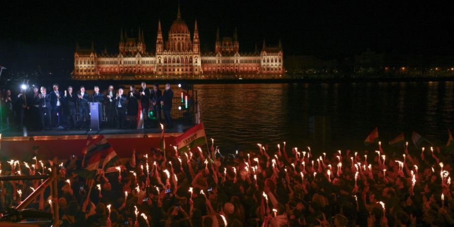 Peter Magyar hat am Sonntag in Ungarn einen deutlichen Sieg errungen. Aus dem Schweizer Parlament kommen mehrheitlich positive Reaktionen auf den Wahlausgang.