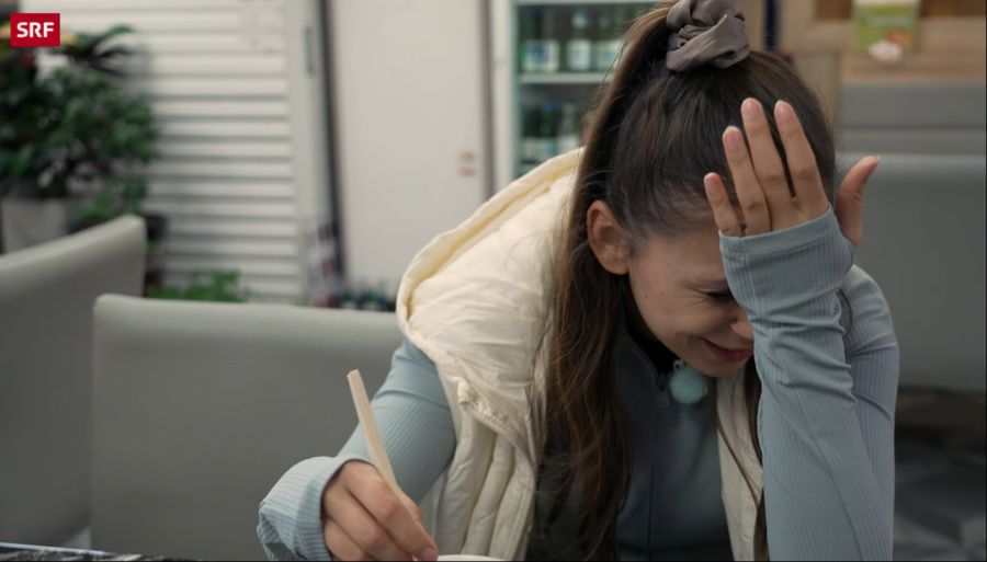 Für die Moderatorin braucht es viel Überwindung, den Tintenfisch zu probieren.