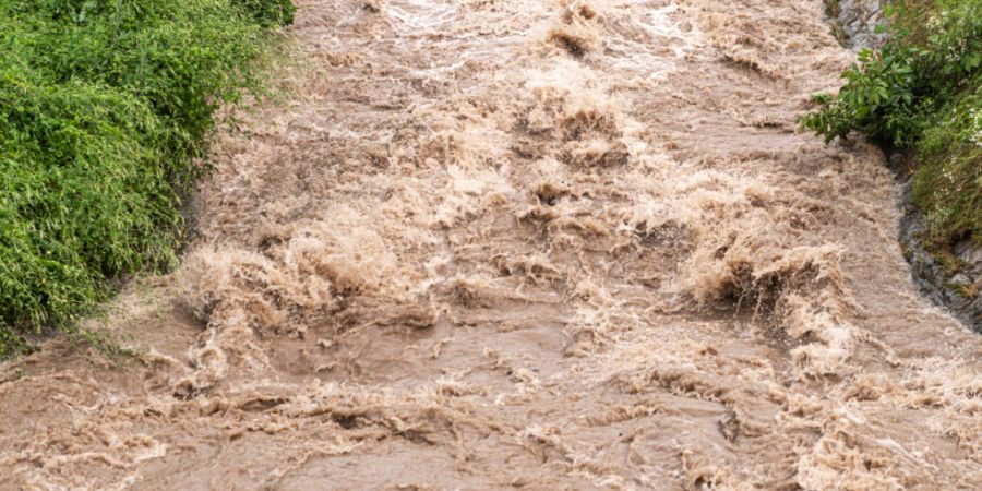 Der über hundert Jahre alte Damm in der Gemeinde Hünenberg schützt bei Hochwasserereignissen nicht mehr ausreichend. (Symbolbild)