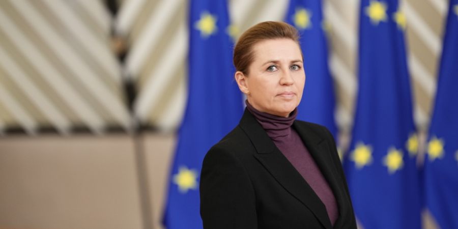 Mette Frederiksen, Ministerpräsidentin von Dänemark, kommt zum EU-Sondergipfel in Brüssel an. Foto: Michael Kappeler/dpa