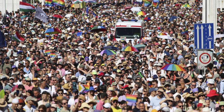ARCHIV - Teilnehmer des Pride-Marsches überqueren die Elisabeth-Brücke. Foto: Rudolf Karancsi/AP/dpa