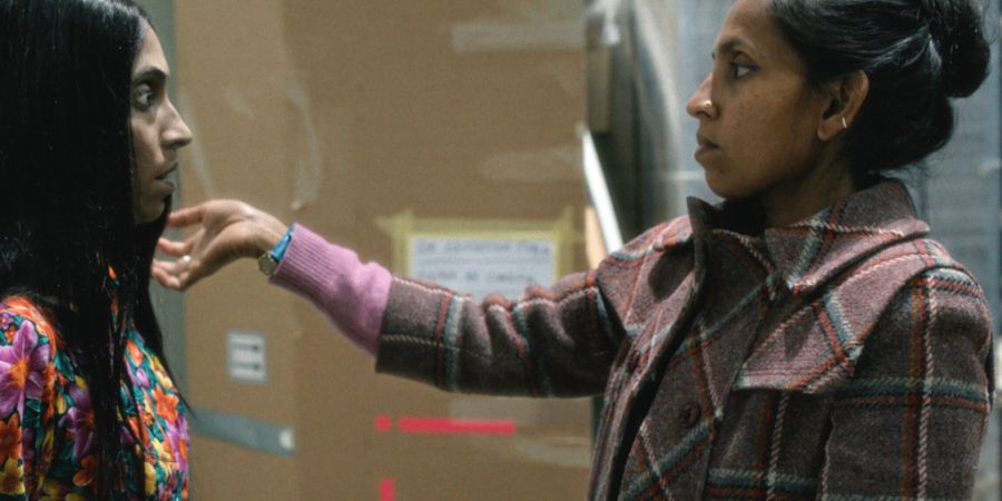 Die aus Sri Lanka stammende Künstlerin Deneth Piumakshi Veda Arachchige trifft in einem Basler Museum auf eine menschengrosse Puppe, die eine ihrer Ahninnen darstellen soll.