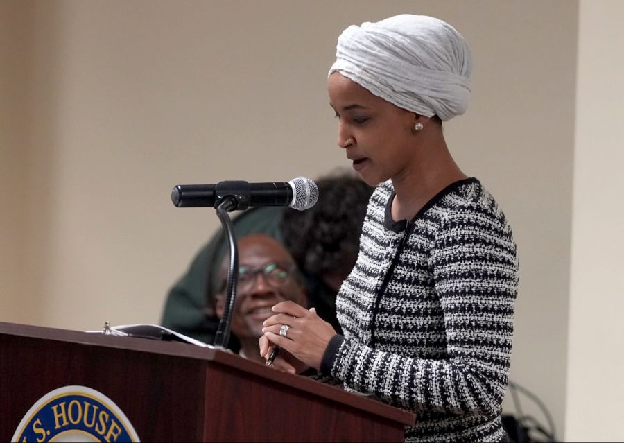 Die US-Abgeordnete Ilhan Omar wurde während eines Auftritts angegriffen.