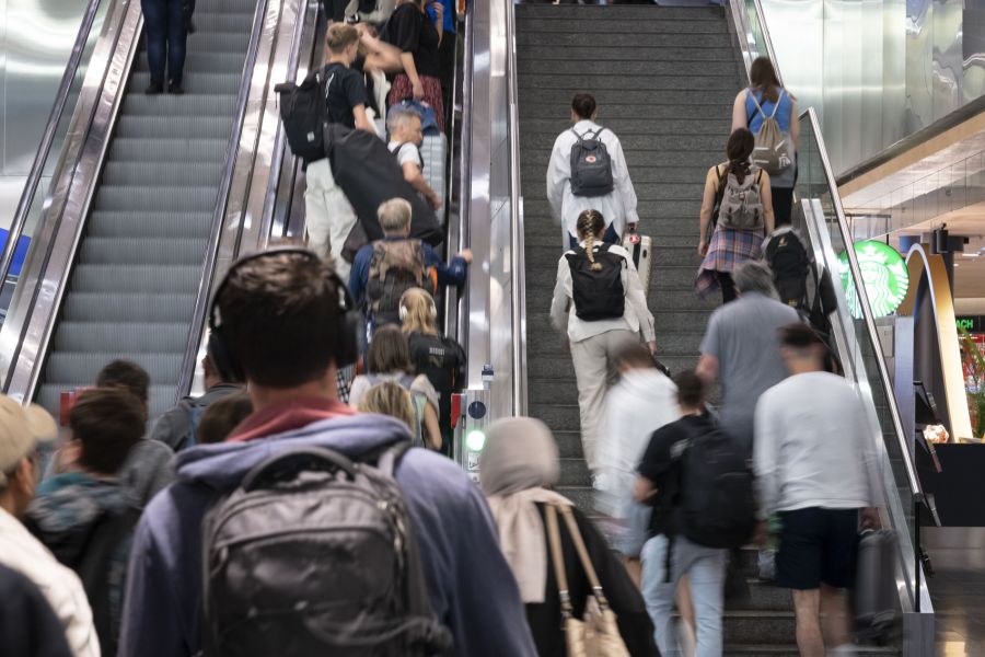 Gerade auf Reisen ist das Symbol hilfreich, damit das Personal Bescheid weiss – es soll jedoch keine Sonderbehandlung bedeuten. (Symbolbild)