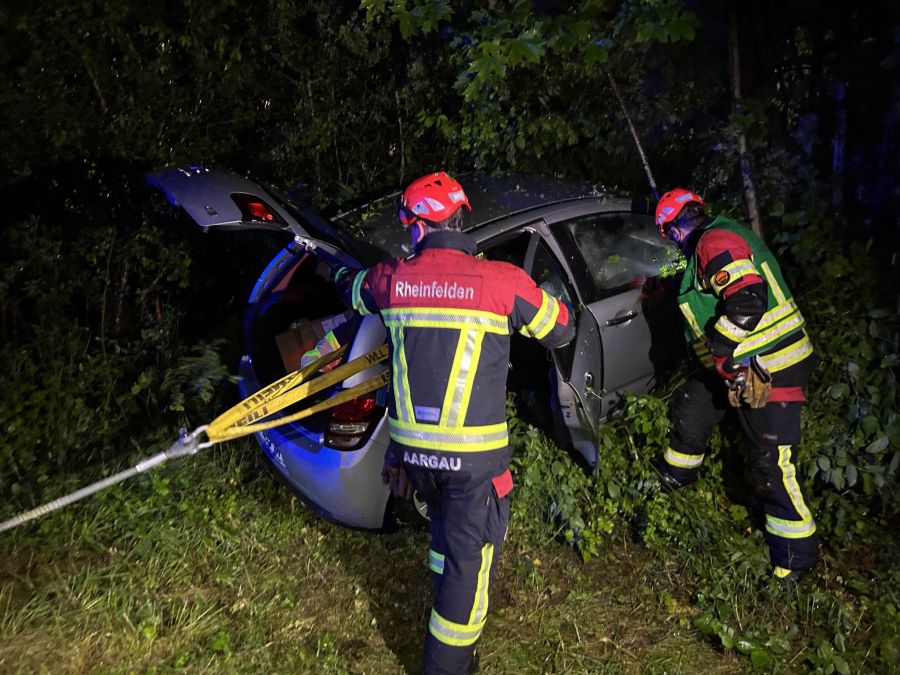 Das Fahrzeug musste von der Feuerwehr geborgen werden.