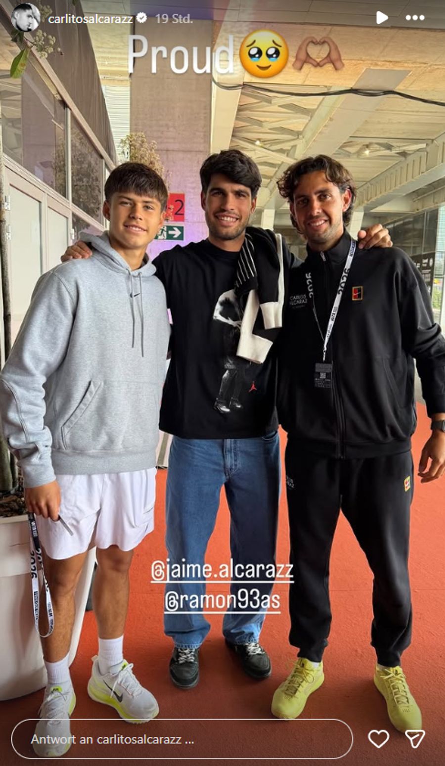 Tennis-Talent Jaime Alcaraz (links) kann sich derzeit auf die Unterstützung seines bekannten Bruders Carlos Alcaraz (mitte) verlassen.