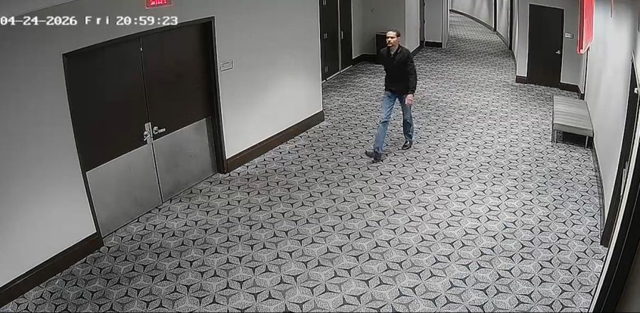 Das Video zeigt, wie der Schütze über den Hotelgang läuft.