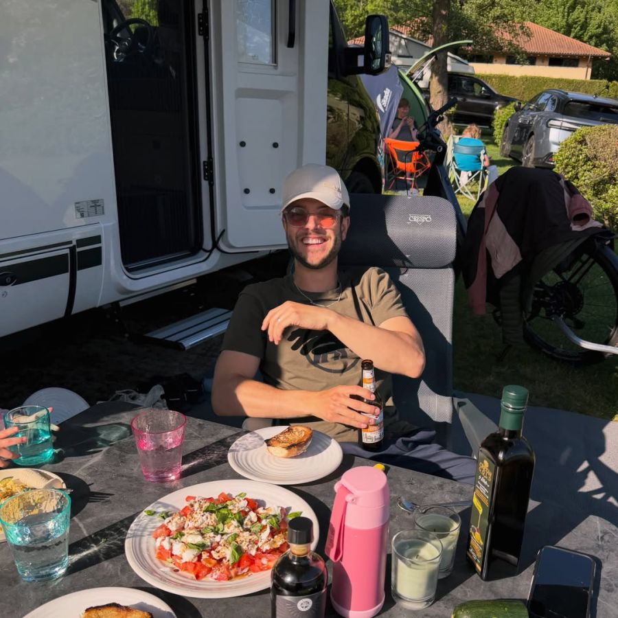 Geniesst ein Bierchen in der Abendsonne: Luca Hänni vor dem Campingwagen.