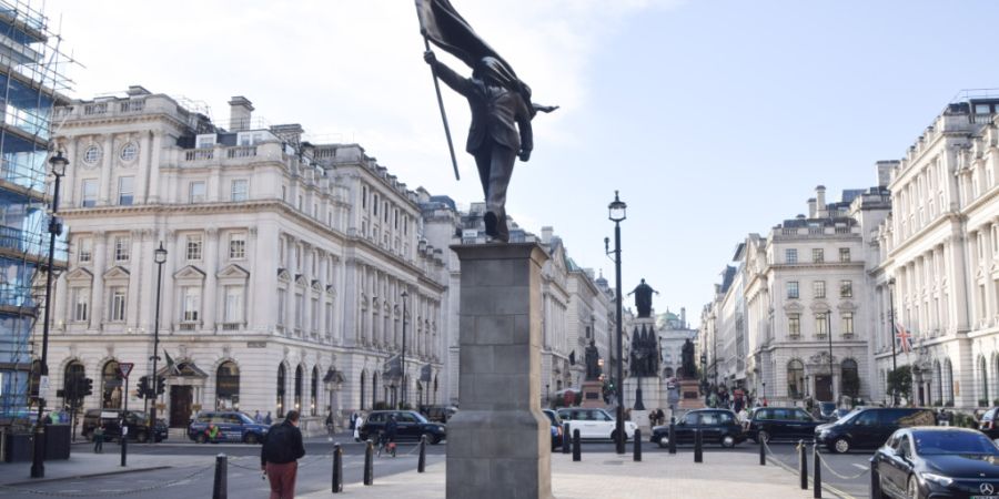 Am Waterloo Place in Londons steht eine Statue, die am Sockel die Signatur «Banksy» trägt. Foto: Vuk Valcic/ZUMA Press Wire/dpa