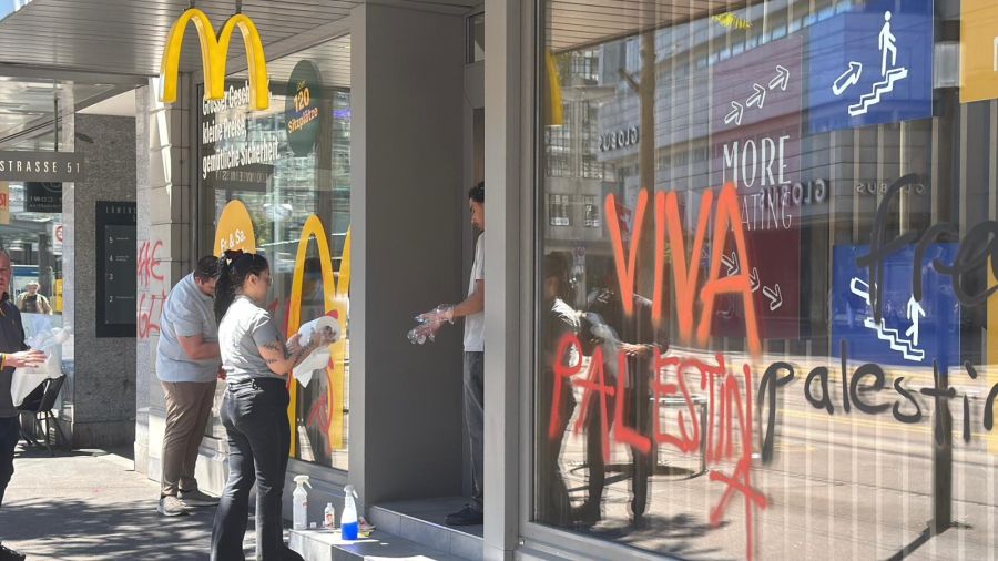 Beim McDonald's an der Löwenstrasse waren Putzequipen im Einsatz, kaum war der Umzug vorbeigezogen.