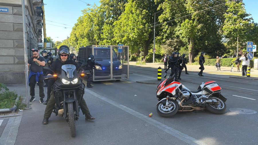 Ein Polizist wurde angegriffen.