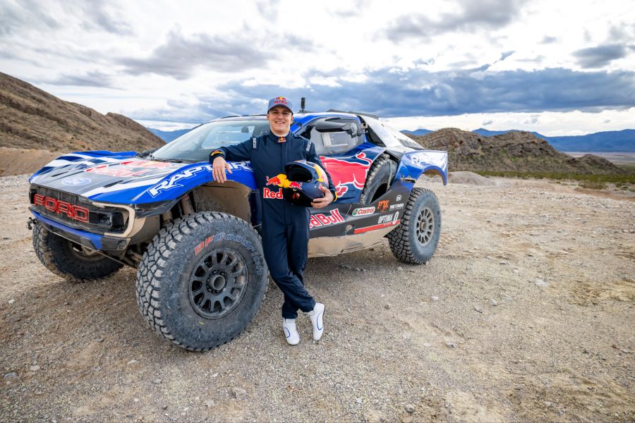 Isack Hadjar (Red Bull Racing) mit dem Dakar-Renner von Ford.