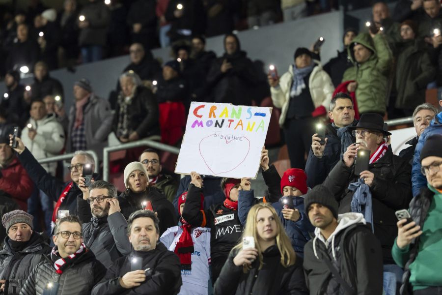 Die Handy-Taschenlampen der Zuschauenden lassen das Stadion leuchten, unterlegt wird die Andacht mit sanfter Musik.