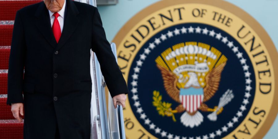 US-Präsident Donald Trump geht die Treppe der Air Force One bei seiner Ankunft auf der Joint Base Andrews, Maryland, hinunter. Foto: Luis M. Alvarez/AP/dpa
