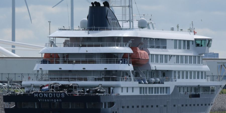 Das Kreuzfahrtschiff «Hondius» läuft in den Hafen von Rotterdam ein. An Bord des von einem Hantavirus-Ausbruch betroffenen Schiffes befinden sich laut Angaben der niederländischen R...