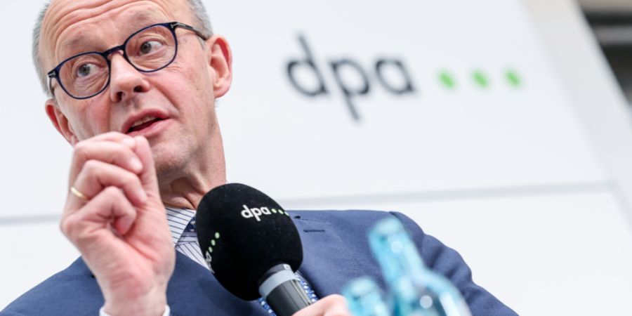 PRODUKTION - Bundeskanzler Friedrich Merz (CDU) spricht bei der dpa Chefredaktionskonferenz im Newsroom. Foto: Christian Charisius/dpa