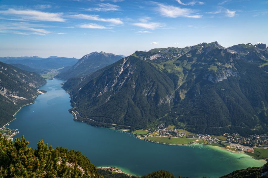 Der Achensee in Tirol ist bis zu 133 Meter tief.