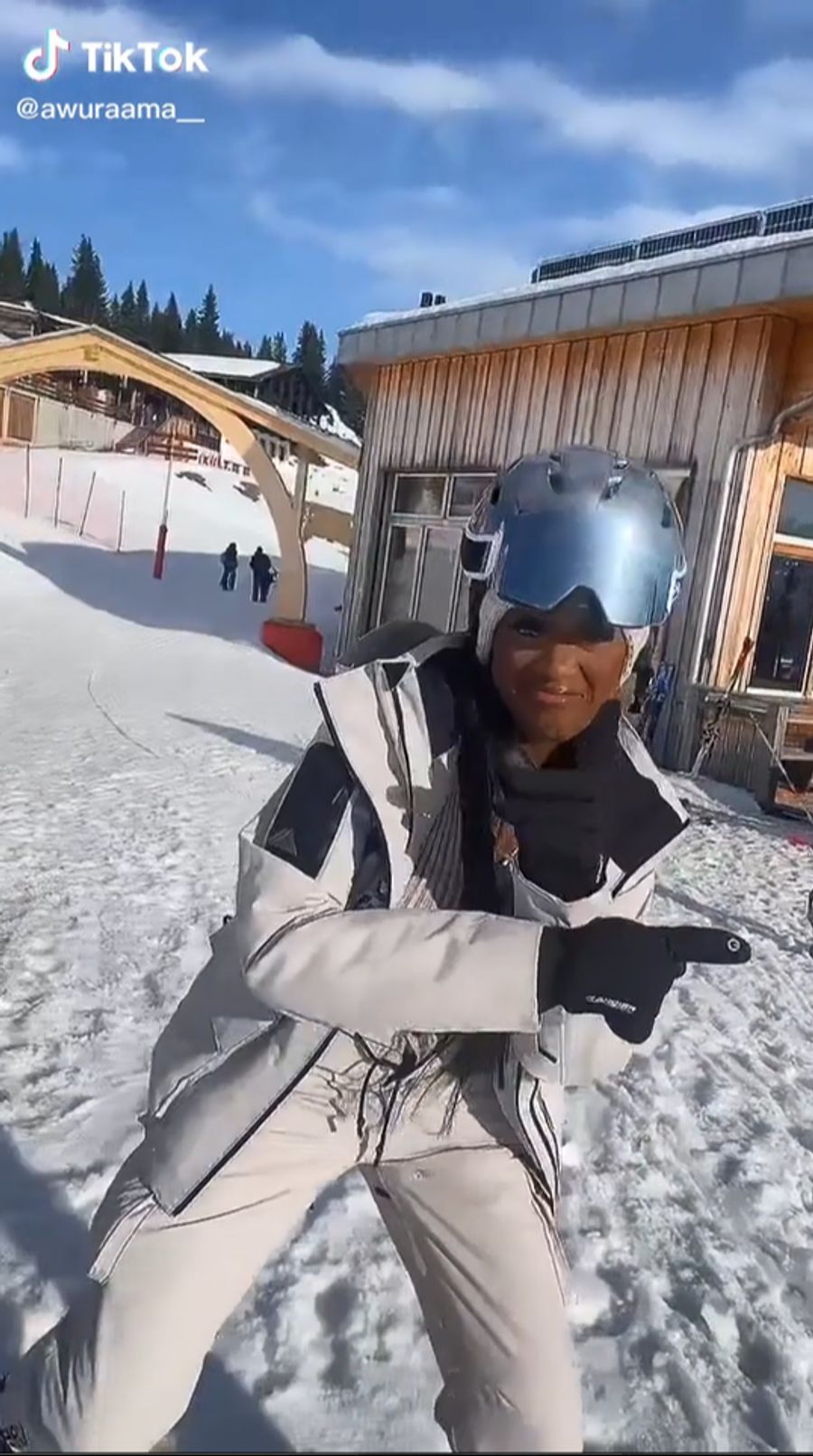 Schwarze Menschen organisieren Gruppen-Skireisen mit Afrobeats.