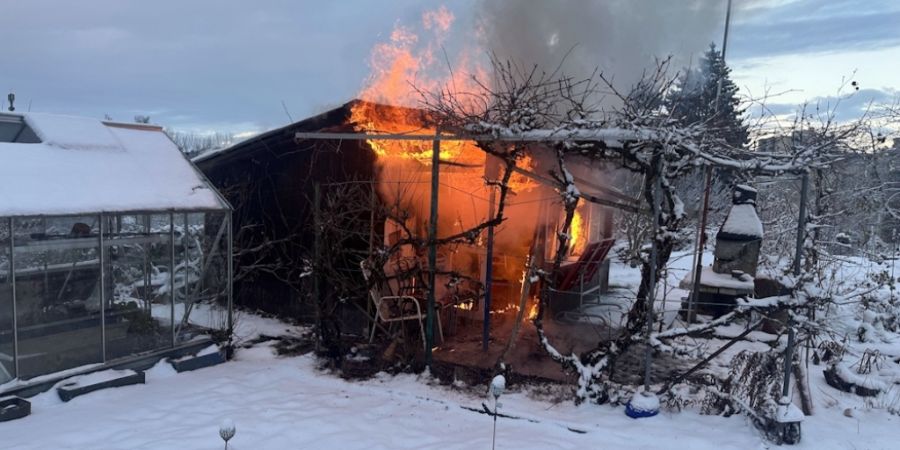 Die Feuerwehr konnte den Brand im Schrebergarten in St. Gallen zwar schnell löschen; zwei Menschen wurden aber verletzt.