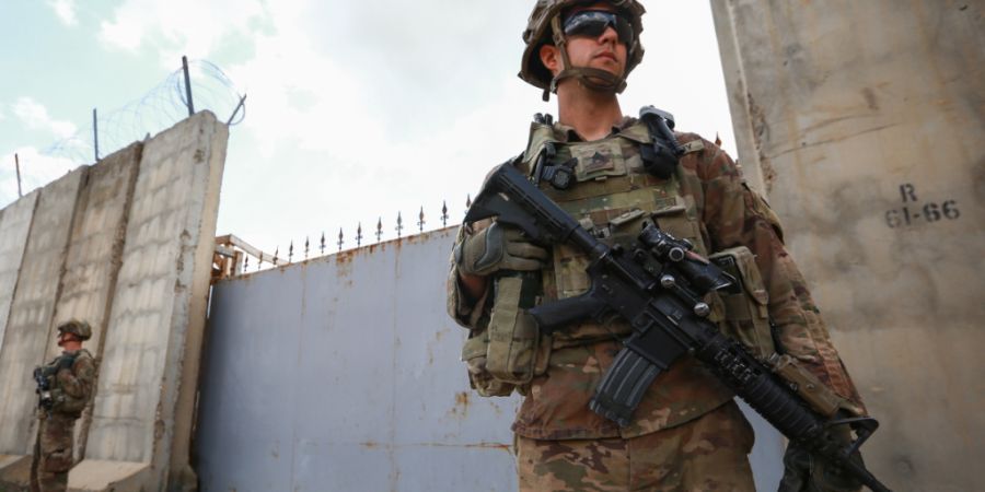 ARCHIV - Bewaffnete US-Soldaten bewachen eine Militärbasis im Irak. Foto: Ameer Al Mohammedaw/dpa/Symbolbild