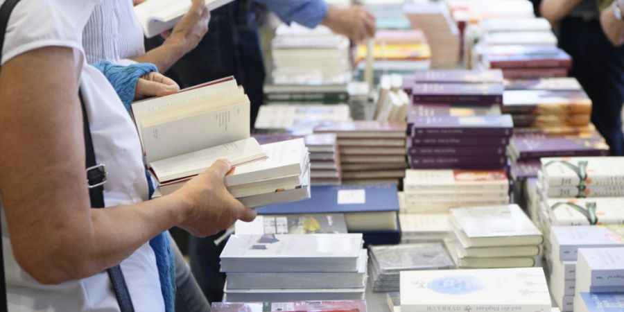 Leserinnen und Leser griffen in Deutschschweizer Buchhandlungen 2025 am häufigsten zu Nelio Biedermanns Roman «Lázár». (Archivbild)