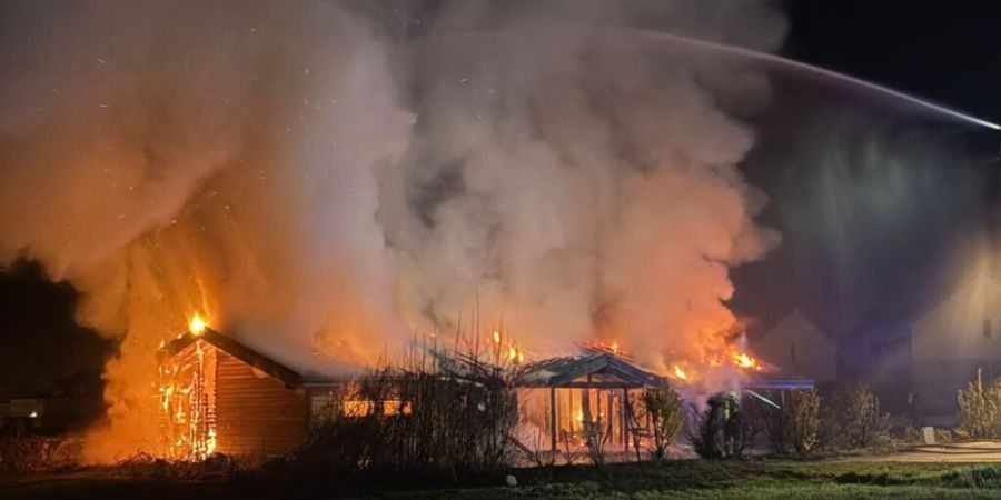 Zwei Jugendliche stehen laut der Polizei im Verdacht, das Gebäude angezündet zu haben.