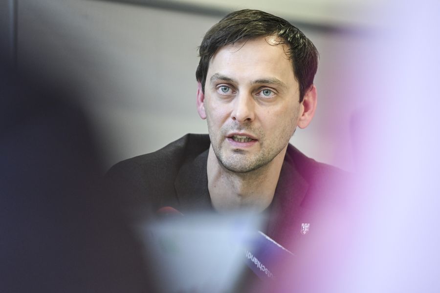 Neuköllns Bürgermeister Martin Hikel (im Bild) spricht von einer «Katastrophe». Amer müsse klar Stellung beziehen, um das Vertrauen der Eltern herzustellen.