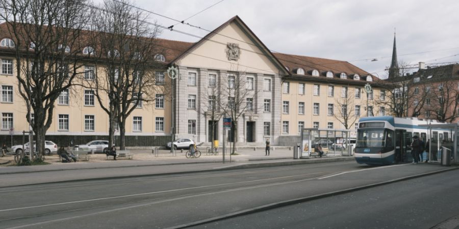 Ein 27-jähriger Rumäne steht am Freitag vor dem Bezirksgericht Zürich. Er soll eine Bekannte im Langstrassenquartier in ihrer Wohnung brutal getötet haben. (Archivbild)