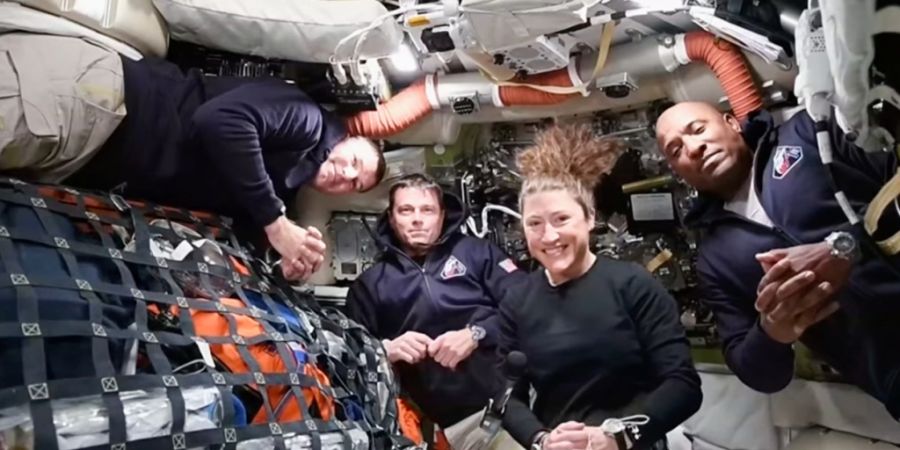 Erstmals seit mehr als 50 Jahren sind wieder Menschen auf dem Weg zum Mond. Der Zeitplan der vier Astronauten ist dabei genauestens durchgetaktet. Geweckt werden sie mit ganz speziellen...