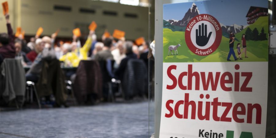 Die Initiative der SVP verlangt, dass die Zahl der Einwohnerinnen und Einwohner bis 2050 10 Millionen nicht übersteigen darf. Leben vor 2050 mehr als 9,5 Millionen Menschen in der Schw...