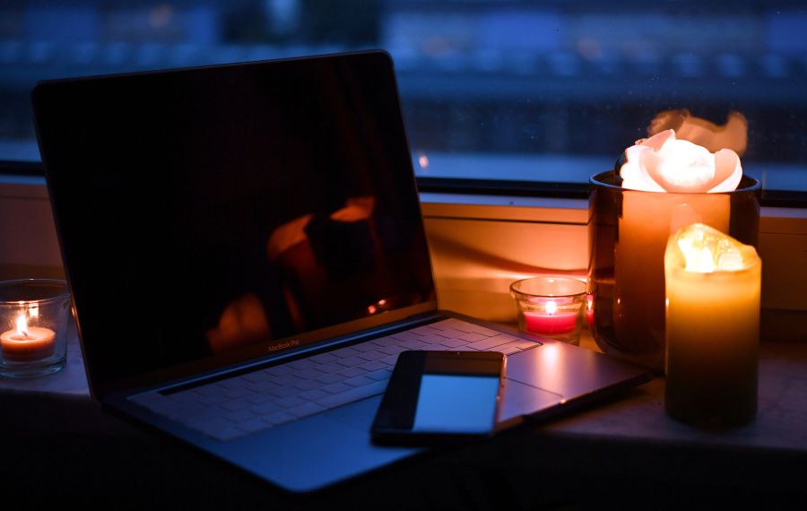 Auch in Handys und Laptops sind Speicherchips verbaut, die sich nur leicht von den Chips für KI-Rechenzentren unterscheiden.