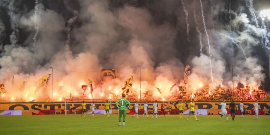 Die Fans von YB zündeten während des Spiels gegen den FC Aarau Pyrotechnik im Stadion Brügglifeld. Nachher kam es zu Ausschreitungen in der Stadt.