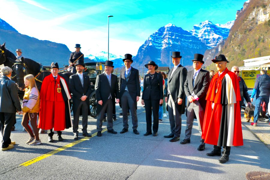 In Glarus ist alles anders: An der Fahrt posiert die Regierung, inklusive Ratsschreiber und Weibeln, gleich auf der Hauptstrasse Näfels – Glarus.