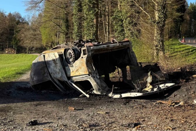 Auto prallt gegen Baum