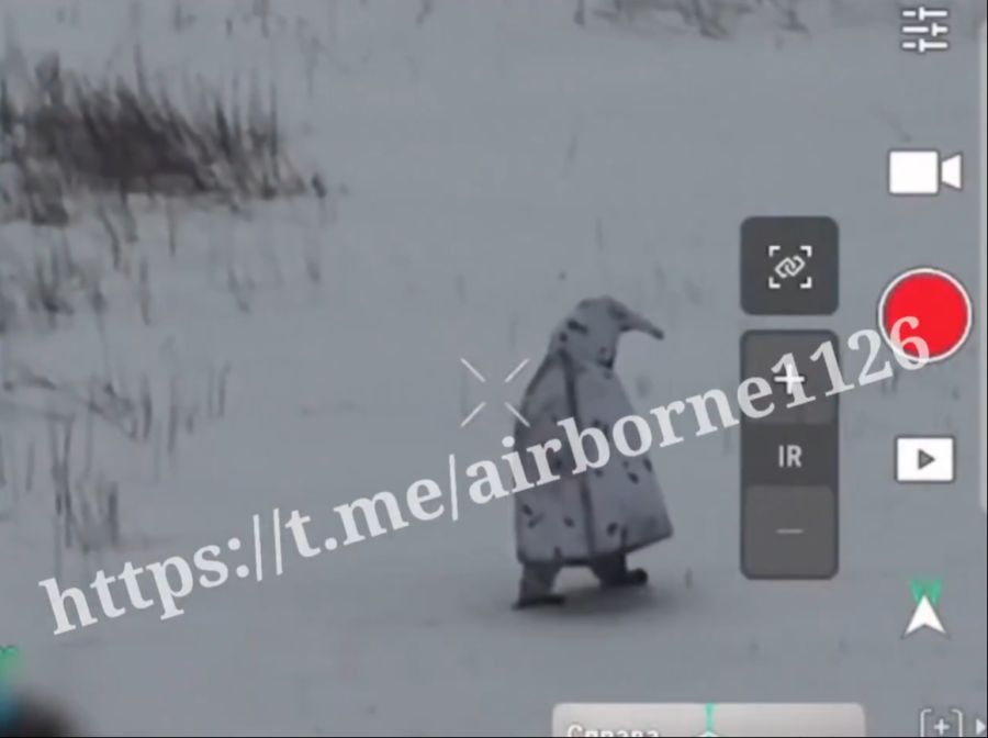 Beim Kostüm handelt es sich um einen thermischen Umhang, der Wärmeabstrahlung blockieren soll.