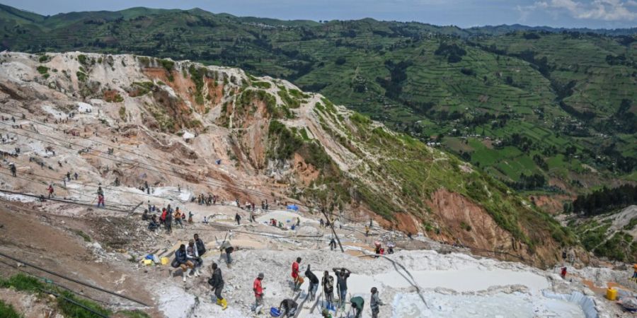 ARCHIV - Bergleute arbeiten im Coltan-Steinbruch D4 Gakombe in Rubaya, Kongo, am 9. Mai 2025.  Nach schweren Regenfällen ist es in einer Coltanmine zu einem Erdrutsch gekommen, bei dem...
