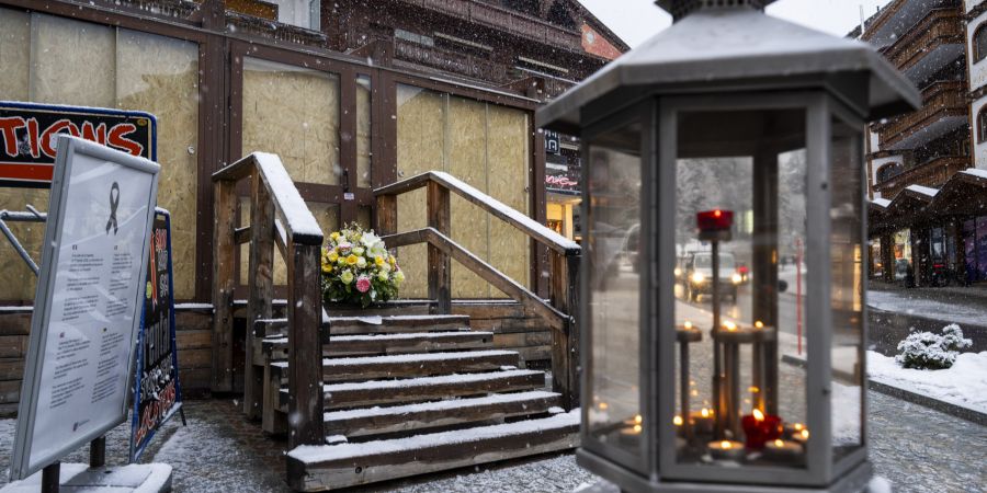 Die italienische Ski-Frauen-Equipe hat vor der Inferno-Bar einen Blumenstrauss niedergelegt.