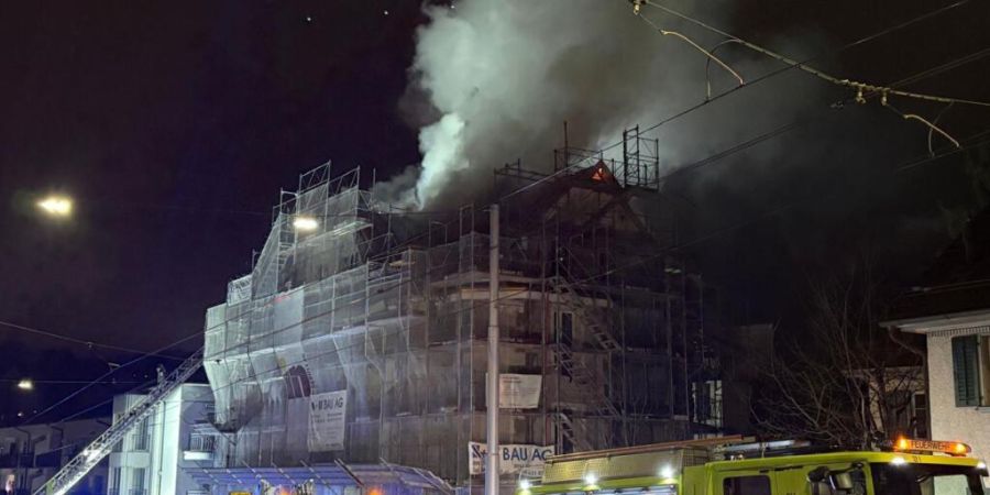 Das Dach des Mehrfamilienhauses stand bei Eintreffen der Einsatzkräfte bereits in Vollbrand.