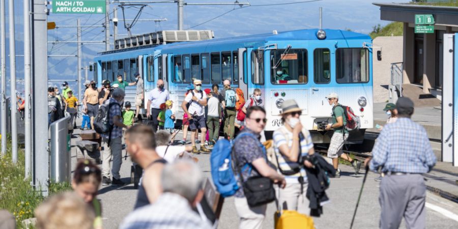 Ausflügler geniessen das sonnige Wetter auf Rigi-Kulm. (Archivbild)