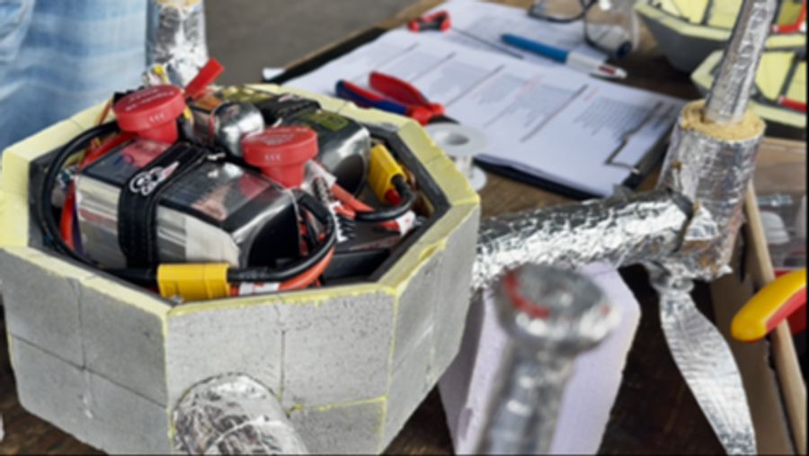 Die neue Drohne der Empa soll Feuerwehrleute vor besonders gefährlichen Situationen schützen.