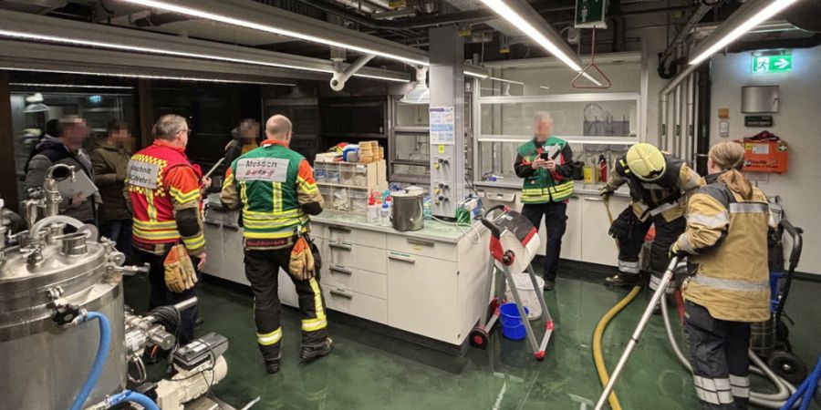 Ein kleines Feuer in einem Labor in Muttenz BL sorgte am Donnerstagabend für einen Feuerwehreinsatz.