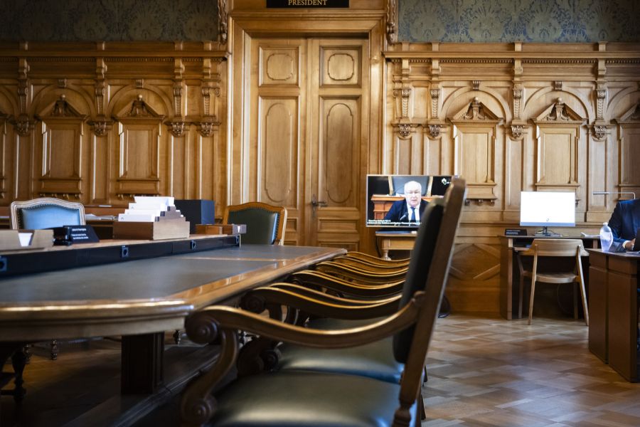 Ein geplantes Schweizer Gesetz sieht mehr Betrugs-Schutz vor, es fordert jedoch nur Kennzeichnung von Fake-Inhalten und auch keine Entfernung bestehender Posts.