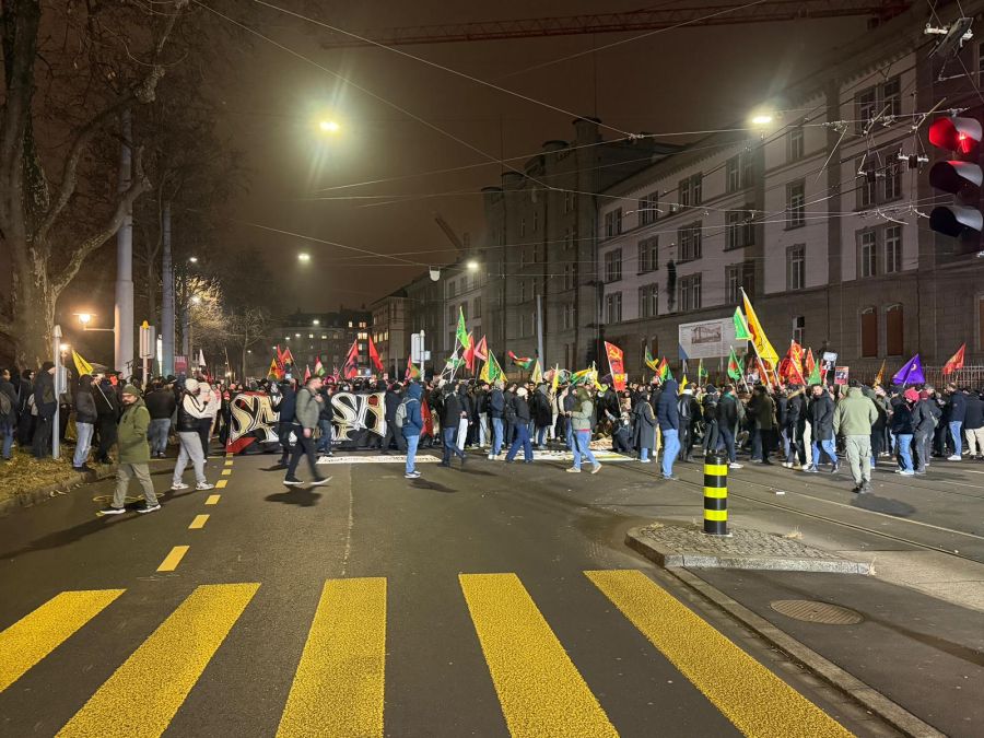 Auch nach 21 Uhr war die Kreuzung Lagerstrasse / Kasernenstrasse blockiert.