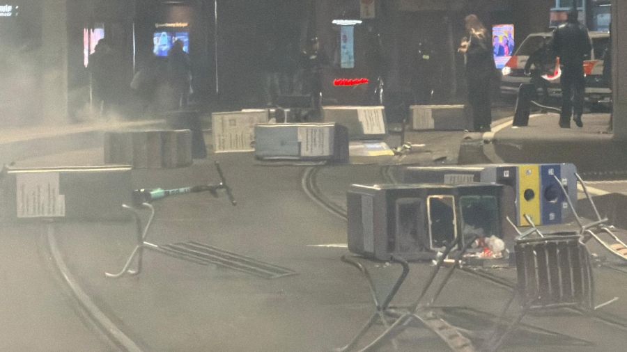 Beim Stauffacher randalierten die Chaoten weiter.