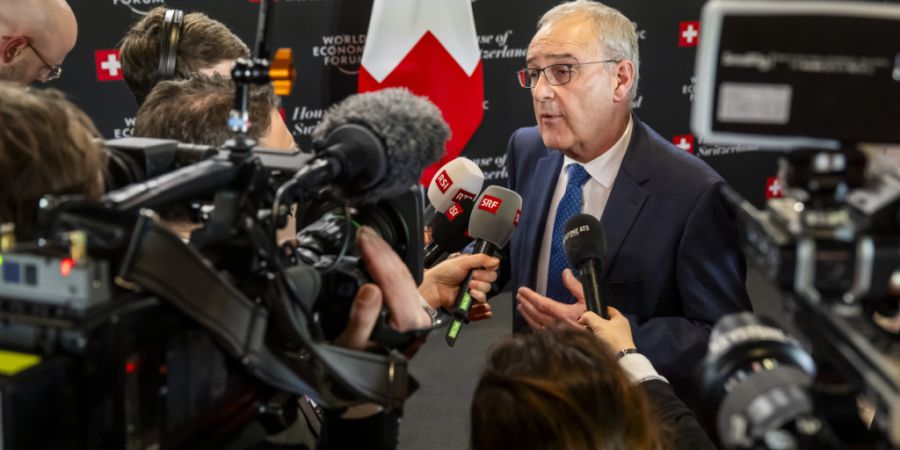 Bundespräsident Guy Parmelin berichtet den Medienschaffenden über seine bilateralen Treffen am WEF in Davos.