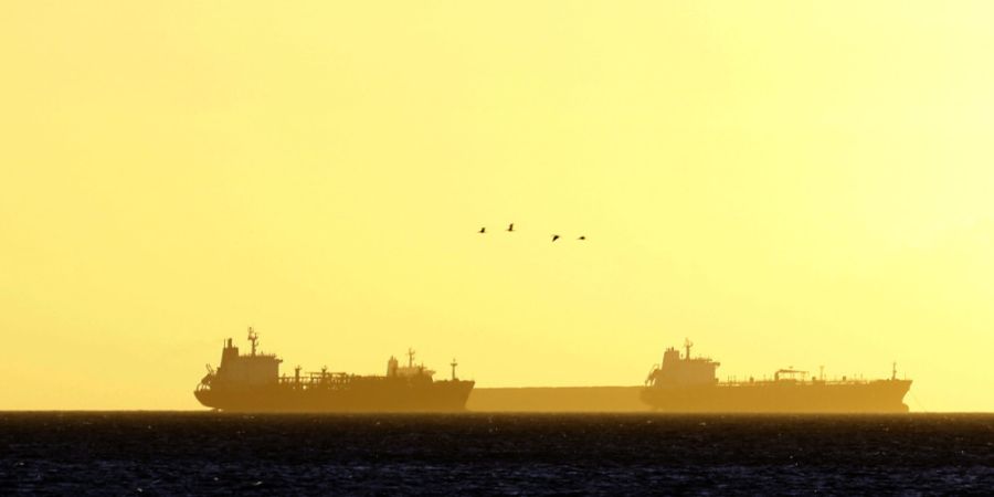 ARCHIV - Eine Gruppe von Öltankern wartet bei Sonnenuntergang auf die Einfahrt in das PDVSA-Dock in Guaraguao (Venezuela). Foto: Juan Carlos Hernandez/Zuma Press/dpa