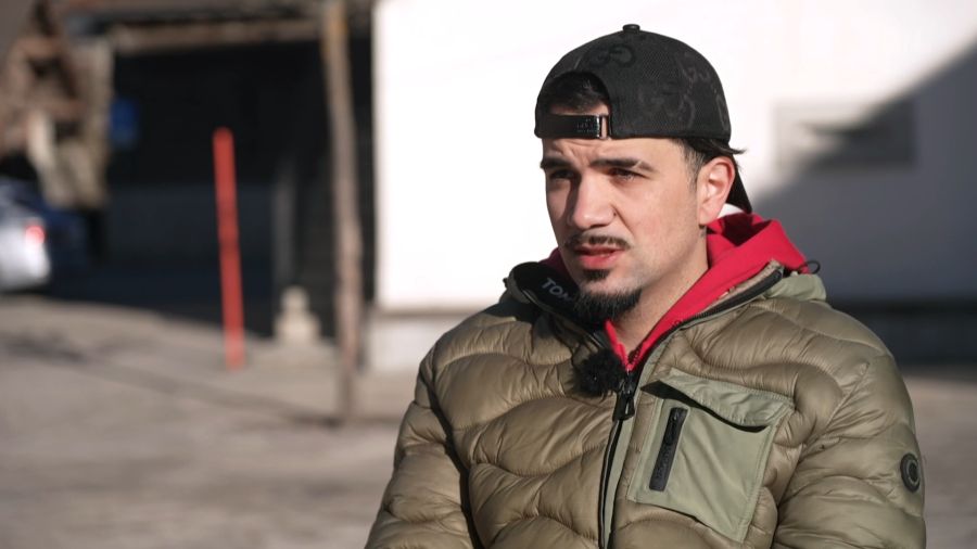 Bernardo ist ein Küchenmitarbeiter aus dem Nachbardorf von Crans-Montana. Er entgeht der Brand-Katastrophe nur durch Glück – und wird zum Ersthelfer.