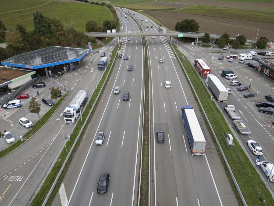 Am Neujahrstag 2025 rast ein Familienvater über eine Raststätte. (Symbolbild)