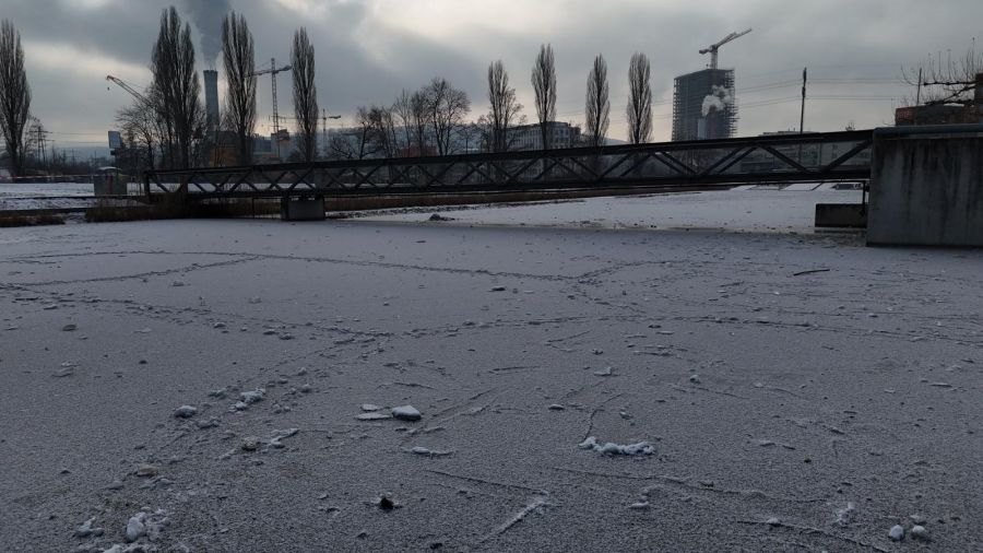 Am vergangenen Wochenende musste die Polizei sogar mit einem Lautsprecher ausrücken, um die Menschen vom Eis zu holen.