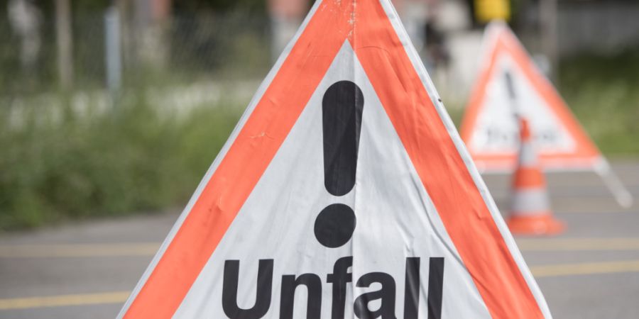 Am Sonntagabend ist in Sigriswil ein Auto bei einem Selbstunfall über einen Abhang gestürzt. (Symbolbild)